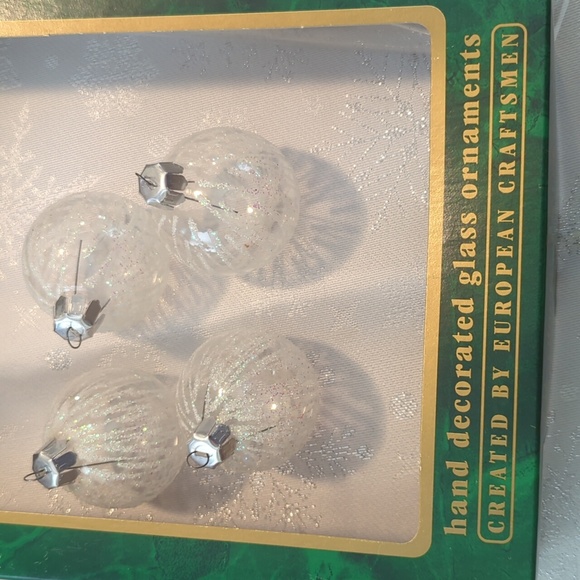 🏷️LAST CHANCE SALE $5 Vintage Romanian Hand Decorated Glass Ornaments Set of 4 - Picture 7 of 8